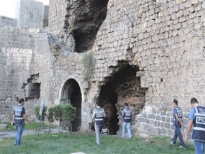 FİRARİLER, SİLAHLAR, UYUŞTURUCULAR VE TOMBALA MAKİNASI YAKALANDI