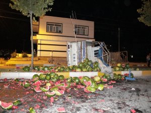 KARPUZLARIN ALTINDA KALAN 3 KİŞİ YARALANDI