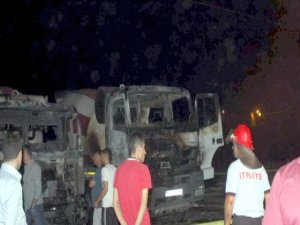 İnşaat şantiyesindeki iş makineleri ve kamyon yakıldı