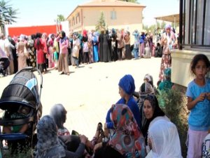 Sığınmacıların 300 lira yardım kuyruğu