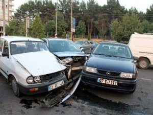 Üç otomobil birbirine girdi: 3 yaralı