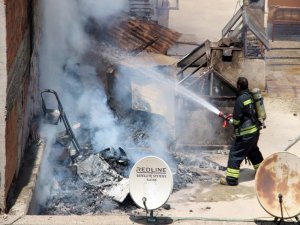 BAZ İSTASYONUNUN ÇIKARDIĞI YANGINDA İKİ EV KÜL OLDU