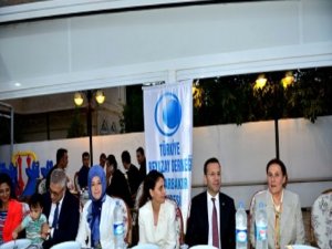 Vali Aksoy, Beyaz Ay Derneği iftar programına katıldı
