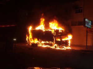 Gençler Urfa-Bilecik yolunu trafiğe kapattı