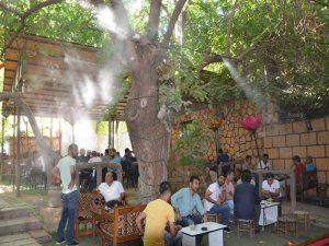 Sıcaklardan bunalan vatandaşlar kafelere akın ediyor