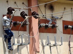 Dicle EDAŞ ekipleri 55 derece sıcakta çalışıyor