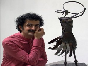 Hurdadan heykeller yapıyor