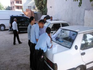 Bir otomobilin teybi çalındı