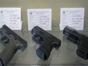 Olaylardan korkan silaha sarıldı