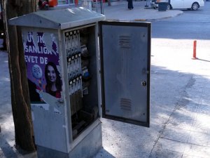 Kapağı açık elektrik trafosu ölüm saçıyor