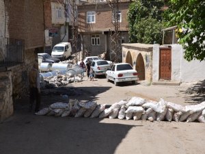 İlçede hendek kazan bir grup YDG-H üyesi ile polis arasında çatışma çıktı