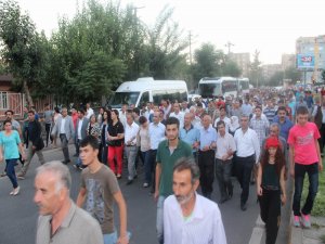 DİYARBAKIR’DA HDP VE DBP “BARIŞ” YÜRÜYÜŞÜ YAPTI