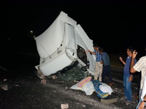 Briket yüklü tır devrildi: 2 yaralı