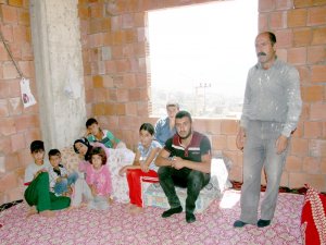 8 ÇOCUKLARIYLA İNŞAATTA KALIYOR