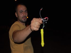 Çöp içerisinde ışıkları yanıp sönen oyuncak bomba sanıldı