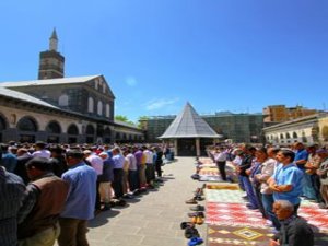 ELLER BARIŞ İÇİN SEMAYA AÇILDI