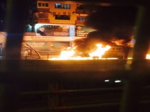 DİYARBAKIR’DA AK PARTİ’YE BOMBALI SALDIRI