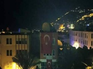 Polîs tabeleya HDP'ê daxist û da koma nijadperest