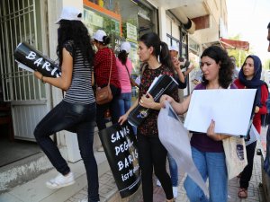 Polis engelledi, asker izin verdi