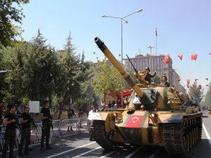 3 Yıl sonra tanklı, füzeli ve TOMA'lı tören