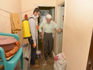 BELEDİYE YAŞLI VATANDAŞLARIN EVLERİ İLAÇLADI