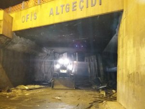 ÇÖKME RİSKİ OLAN ALT GEÇİDİN TAVANI SÖKÜLDÜ