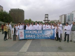 Sağlıkçılar Sur’a yürümek istedi