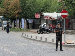 SOKAĞA ÇIKMA YASAĞI  ZIRHLI ARAÇLA DUYURULDU