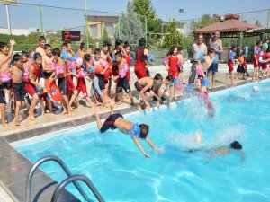 YAZ BİTERKEN, HAVUZLA BULUŞTULAR