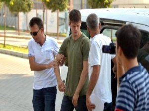 İngiliz gazeteciler serbest bırakılıp sınır dışı edildi