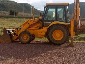 Polis, hendek kazılacağı gerekçesiyle belediye araçlarına el koydu
