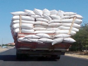 Saman yüklü kamyonlar tehlike saçıyor