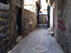 Eski küçeler* hayalet gibi