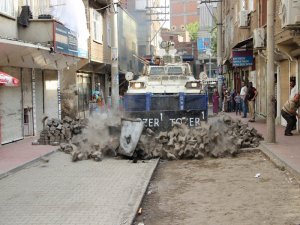 Polis Diyarbakır'daki barikatları dozerlerle açtı