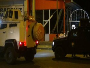 Diyarbakır'da Barikat Kuran kişiler Polisle Çatıştı