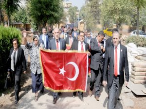 Gaziler, Diyarbakır sokaklarında Türk Bayraklarıyla yürüdü