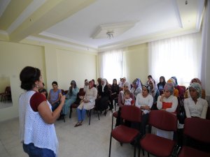 Gezici köy ekibi kadınları bilgilendiriyor