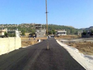 Elektrik direği asfalt yolun ortasında kaldı