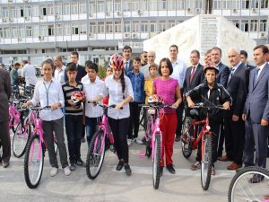 Okullara bisiklet dağıtıldı