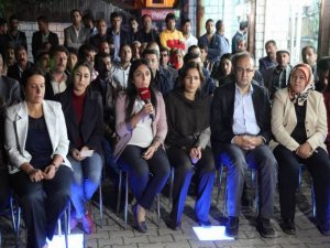 Adliye önünde platform