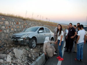 Dubalardan kaçtı, istinat duvarına çarptı