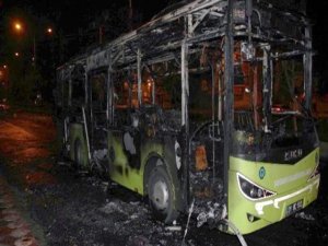 Diyarbakır'da Yüzleri Maskeli Grup Otobüsü Yaktı