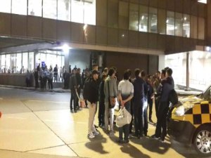 Rötar yolcuları çileden çıkardı, apronda yol kapattılar