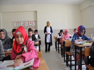 İki tedirgin kadın öğretmen, “Çok mutluyuz”