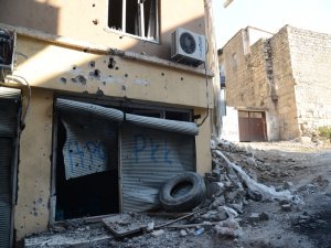 Silvan’da yasakta, çatışmalarda sürüyor