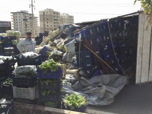 Tır devrilince sebze ve meyveler yola saçıldı