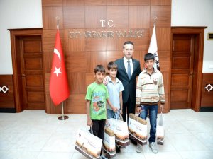 Vali Aksoy, minik kahramanları kabul etti
