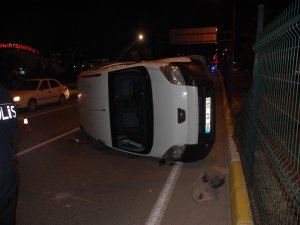 Hafif ticari araç minibüsle çarpıştıktan sonra takla attı