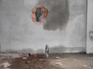 Cizre'de evin ortasında patlamamış top mermisi!