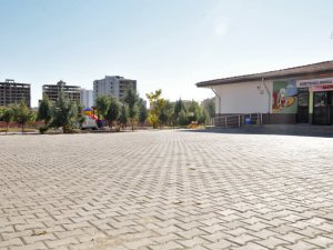 Kayapınar Belediyesi 19 okulun bahçesine parke taşı döşedi